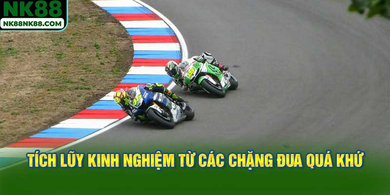 Tích lũy kinh nghiệm từ các chặng đua quá khứ